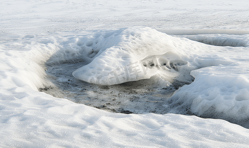 索尔黑马冰川底部的积雪正在融化
