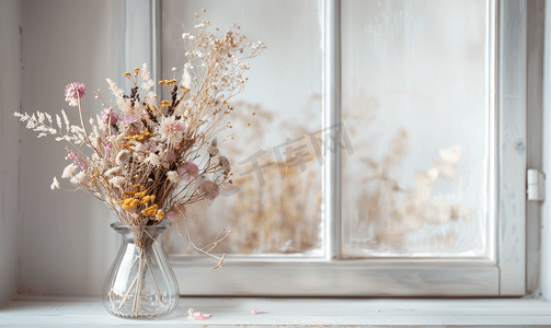 墙壁花卉摄影照片_斯堪的纳维亚美食背景下玻璃花瓶中的干花花束