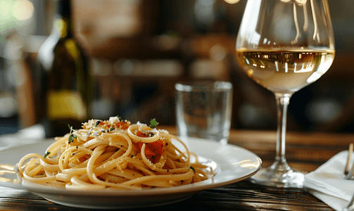 餐厅关闭时餐桌上的意大利面食和葡萄酒