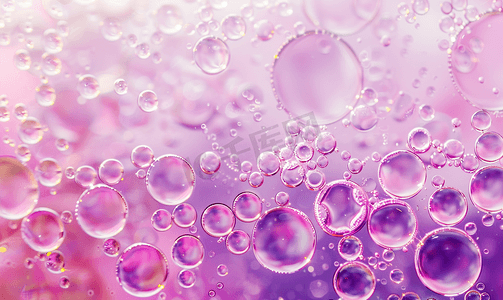 具有抽象圆形结构的水中油的粉色和紫色表面