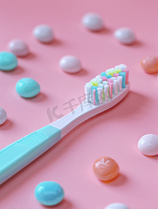 创意极简摄影照片_牙刷和口香糖位于淡粉色背景上