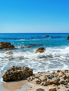 有白色波浪的岩石海滩深蓝色海景和蓝天