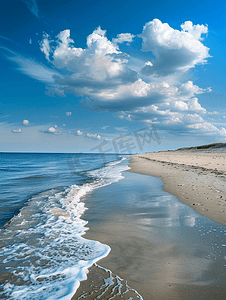 蓝色雪花六角挂饰摄影照片_科德角海滩上令人惊叹的深蓝色天空