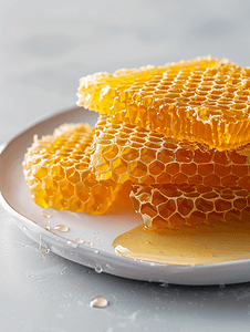 破碎的黄色蜂巢盘子上有蜂蜜