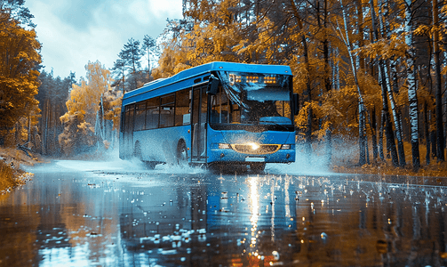 雨水花摄影照片_蓝色市政巴士在雨路上行驶溅起水花