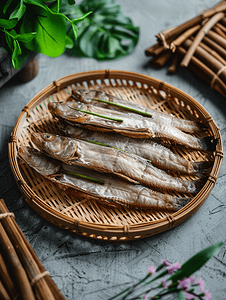保存食物竹柳条上排列的咸干鲻鱼的顶视图