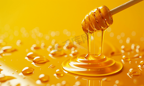 勺子黄色摄影照片_黄色背景上的蜂蜜从蜂蜜斗中滴落成细流