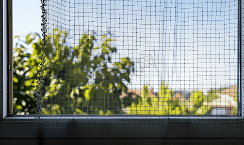 推车蚊帐摄影照片_打开房屋窗户上的蚊帐铁丝网防止昆虫