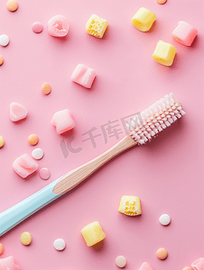 牙刷和口香糖位于淡粉色背景上
