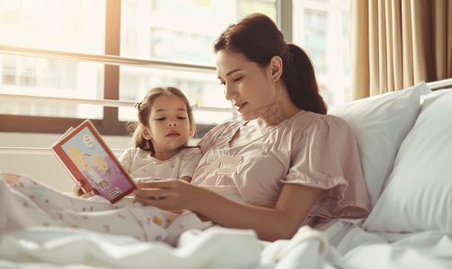 读的书摄影照片_妈妈给住院的女儿读故事书