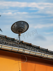 雷达信号摄影照片_屋顶上的卫星天线