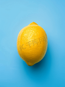 水果的创意摄影照片_蓝色背景中突显的新鲜美味柠檬创意简约食品概念