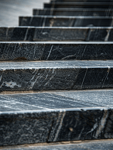 白色古典摄影照片_公共花岗岩楼梯风格化为钢琴键特写视图