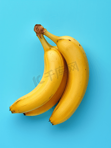 新鲜成熟的水果香蕉黄色孤立在蓝色背景上