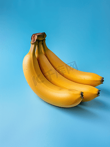 新鲜成熟的水果香蕉黄色孤立在蓝色背景上