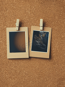 木板边框摄影照片_两个空白的老式即时相框固定在软木板模板上