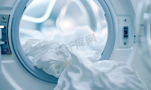 棉质衬衫上的白色洗衣护理洗涤说明衣服标签