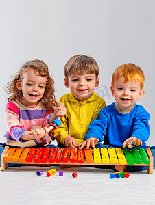 演奏背景摄影照片_有趣的孩子用木琴演奏音乐