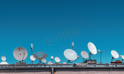 蓝天下屋顶上有很多卫星电视天线
