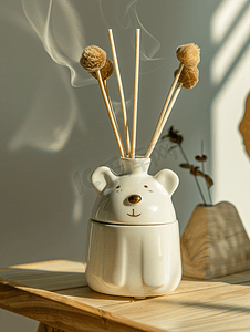 木头上的陶瓷纪念品熊头和家用香水扩散器