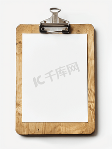 宣传单模板摄影照片_白色背景下带有空白纸张的木制剪贴板