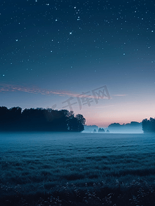 与星夜空和余辉地平线梯度的有雾的夜场