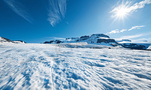 底部通知栏摄影照片_索尔黑马冰川底部的积雪正在融化