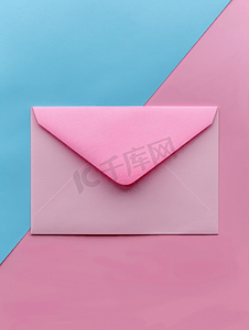 粉红色和蓝色背景上的粉红色信封