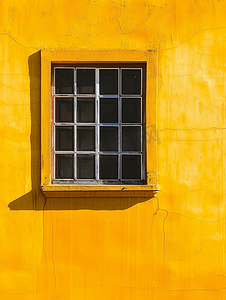 黄色格子背景摄影照片_有窗户格子的黄色墙壁