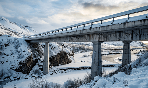 雪山上的一座混凝土桥