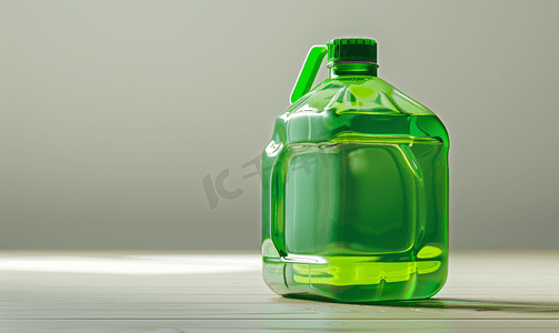 装有绿色液体的塑料油罐的侧视图