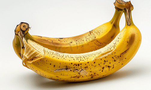 半成熟的香蕉在果皮上孤立在白色