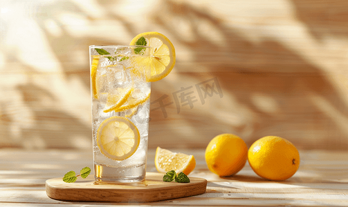 柠檬清爽摄影照片_清爽的柑橘柠檬水夏季饮料木质背景上加新鲜柠檬的柠檬水