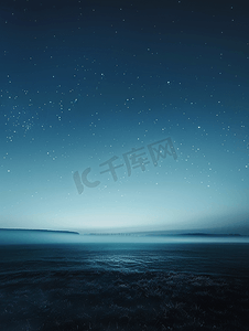 星空草地摄影照片_与星夜空和余辉地平线梯度的有雾的夜场