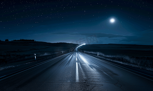 美丽的夜景与空旷的高速公路