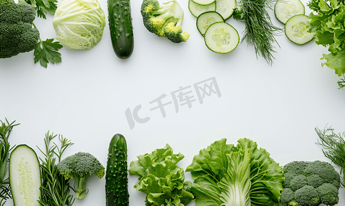 吃蔬菜水果摄影照片_蔬菜概念一些绿色蔬菜排列在白色背景的底部