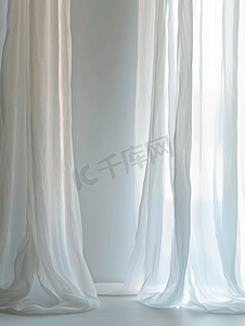 滑滑摄影照片_抽象模糊白色窗帘孤立在白色背景