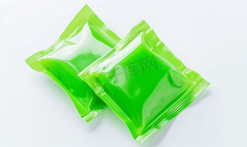 白色背景下突显的绿色酱汁番茄酱小袋包装