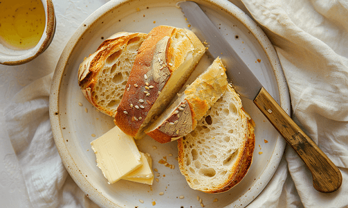 盘子上的刀和面包黄油的顶视图
