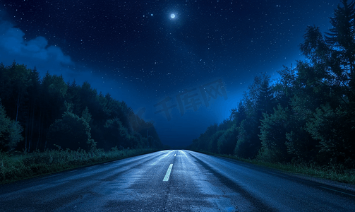 天空的街道背景摄影照片_森林中空旷高速公路的夜景