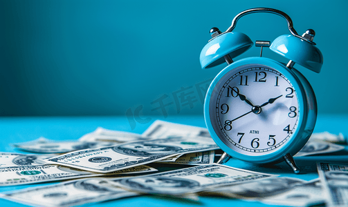 重要思想摄影照片_时间作为重要的商业资源蓝色闹钟和美金
