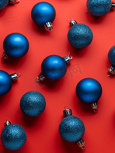 红色背景顶视图上的蓝色圣诞球小玩意图案最小平铺