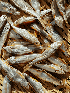 柳条gif摄影照片_保存食物竹柳条上排列的咸干鲻鱼的顶视图