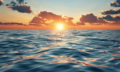 美丽的日落前云彩在水面上微微波纹