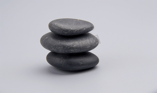极简设计摄影照片_灰色背景上鹅卵石堆积的禅平衡冥想最小概念