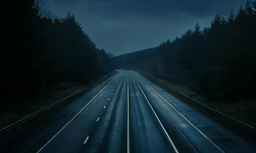森林中空旷高速公路的夜景