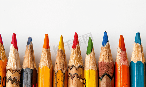 儿童风景图摄影照片_风景中的木制彩色铅笔