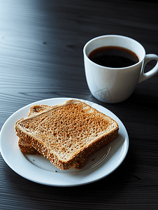 黑木桌上的盘子里的早餐咖啡和全麦面包