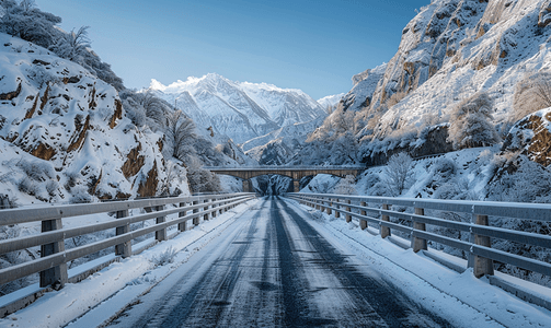 雪山上的一座混凝土桥