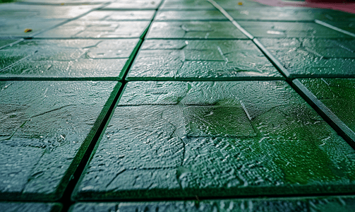 室内避雨室外打闪摄影照片_室外游乐场地板上的绿色塑料瓷砖